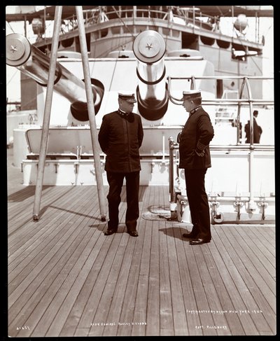 Contre-amiral Robley Dunglison Evans et capitaine John Elliott Pillsbury sur le pont de l